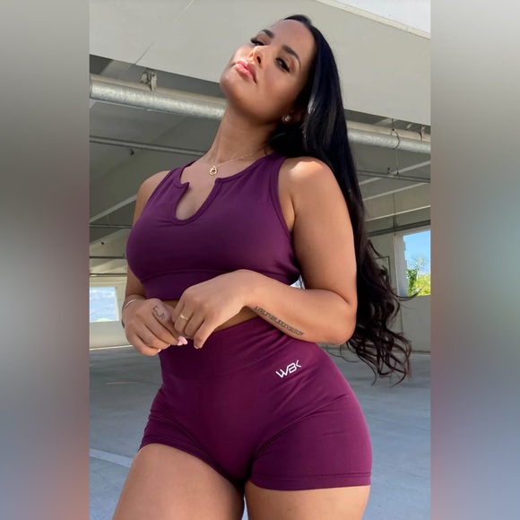 SIGNATURE BOOTY SHORT | MAROON
Squat-proof, stretchy and high-waisted. - Picture 1 of 7